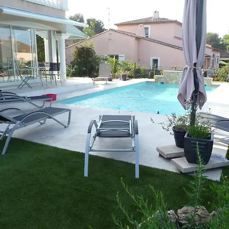 Iris, Climatisee Avec 4 Et Piscine A Boulouris Sur *