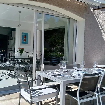 Iris, Climatisee Avec 4 Et Piscine A Boulouris Sur Сен-Рафаэль