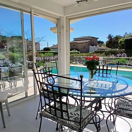 Iris, Climatisee Avec 4 Et Piscine A Boulouris Sur Saint-Raphael (Var)