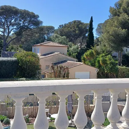 Iris, Climatisee Avec 4 Et Piscine A Boulouris Sur