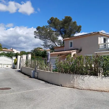 Iris, Climatisee Avec 4 Et Piscine A Boulouris Sur Saint-Raphael (Var)