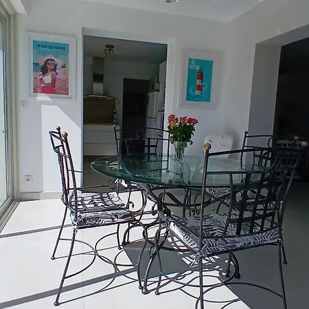 Iris, Climatisee Avec 4 Et Piscine A Boulouris Sur * Saint-Raphael (Var)