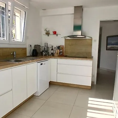 Iris, Climatisee Avec 4 Et Piscine A Boulouris Sur Villa *