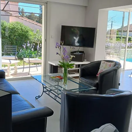 Villa Iris, Climatisee Avec 4 Et Piscine A Boulouris Sur *