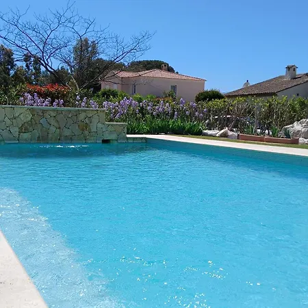 Iris, Climatisee Avec 4 Et Piscine A Boulouris Sur Villa Saint-Raphael (Var)