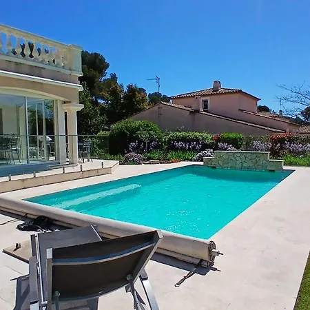 Iris, Climatisee Avec 4 Et Piscine A Boulouris Sur * Saint-Raphael (Var)