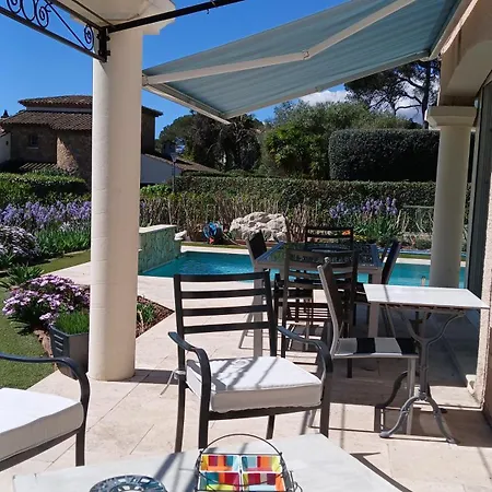 Iris, Climatisee Avec 4 Et Piscine A Boulouris Sur Villa Saint-Raphael (Var)